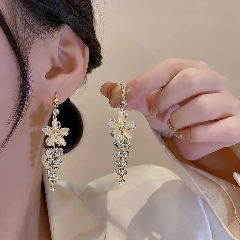Light Luxury Retro Syle New French Flower Earrings For Women Rhinestone Long Tassel Zircon Earring Girls Party Jewelry 2023 New